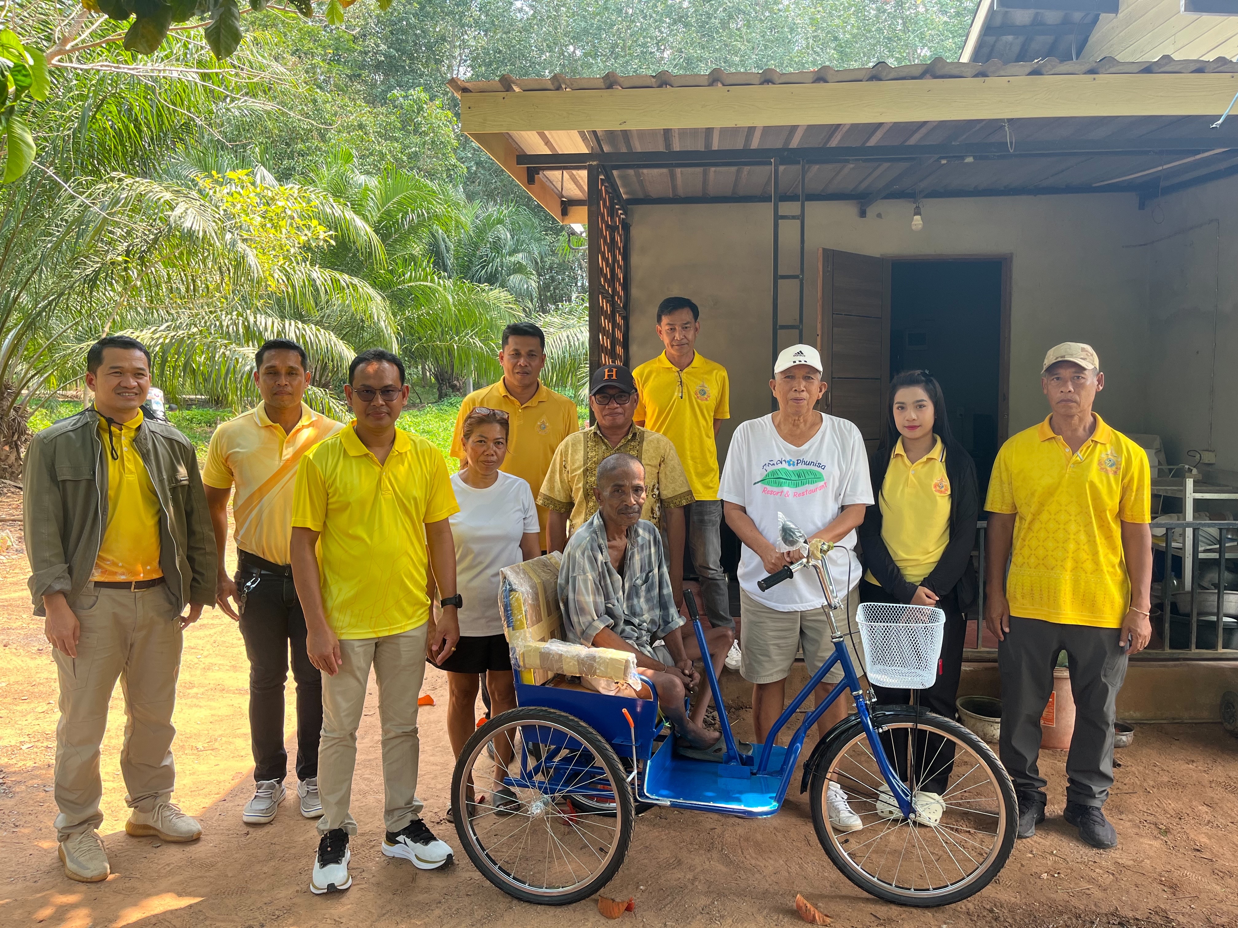 วันที่ 10 กุมภาพันธ์ 2568 นายกสุเมธ เย็นมาก ได้ดำเนินการขอรับรถสามล้อชนิดมือโยกจำนวน 1 คัน จากพัฒนาสังคมและความมั่นคงของมนุษย์จังหวัดสุราษฎร์ธานี ให้แก่  นายสมศักดิ์  ดารารัตน์ หมู่ 3 บ้านท่านาง ตำบลเขาหัวควาย